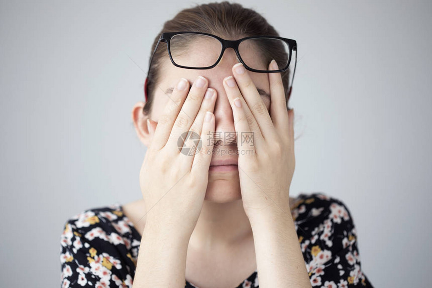 有眼睛疲劳的年轻女人图片