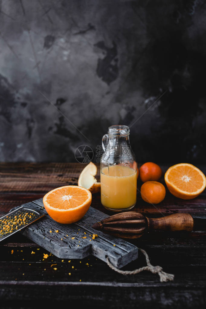 木桌上瓶中橙片和果汁的特写视图图片