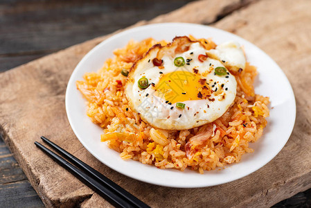 金子炒米饭上面加煎蛋吃饭用图片