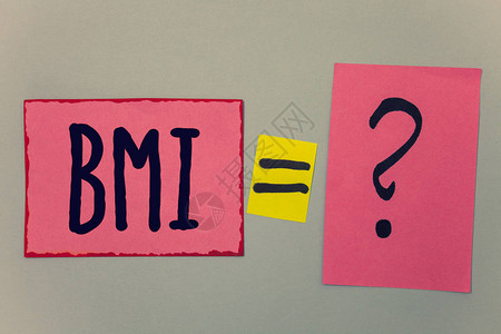 显示Bmi的概念手写商业文本身体质量指数确定与身高相关的健康体重范围纸等号问米色背景