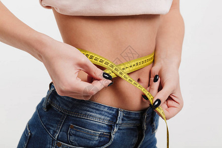 减肥的人测量腰围图片