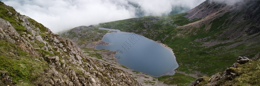 从山顶俯瞰湖泊和云层的全景观图片
