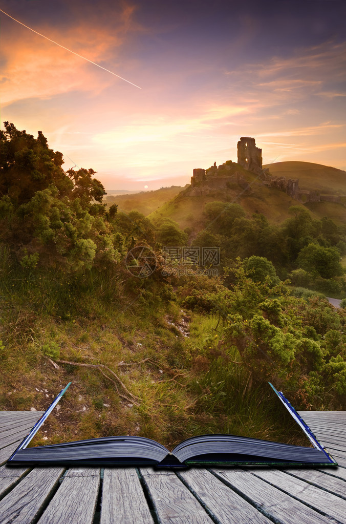 美丽梦幻的童话城堡废墟与浪漫多彩的日出相映成趣图片
