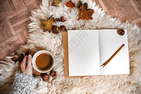 家里放轻松的秋天回家咖啡和空白笔记本复制空间用的舒适度扫描成阴间合背景图片