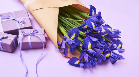 使用春季紫虹花和小礼物盒的贺卡图片