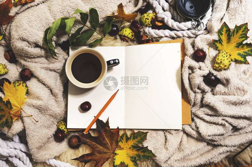 家里放轻松的秋天回家咖啡和空白笔记本复制空间用温暖的舒适度扫描成阴间合图片