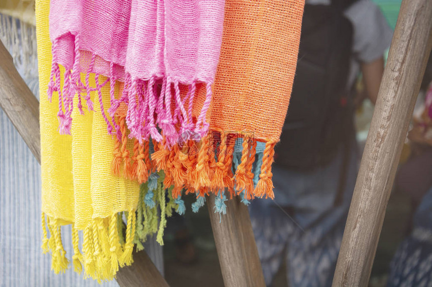 丝绸线的多彩色织造达英棉花被天图片