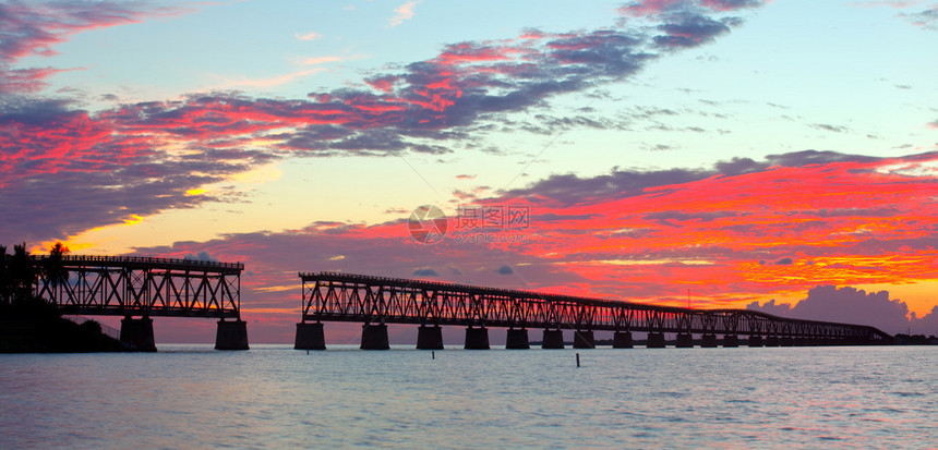 美丽的热带日落或日出的多彩景观拍摄于佛罗里达州的巴伊亚本田基州立公园老弗拉格勒桥仍然是旅游地标图片
