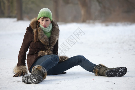 女子在雪路上滑倒图片