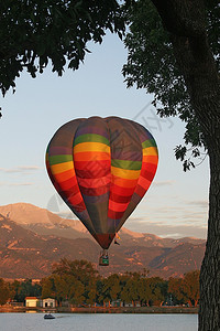 一个热气球漂浮在纪念湖上图片