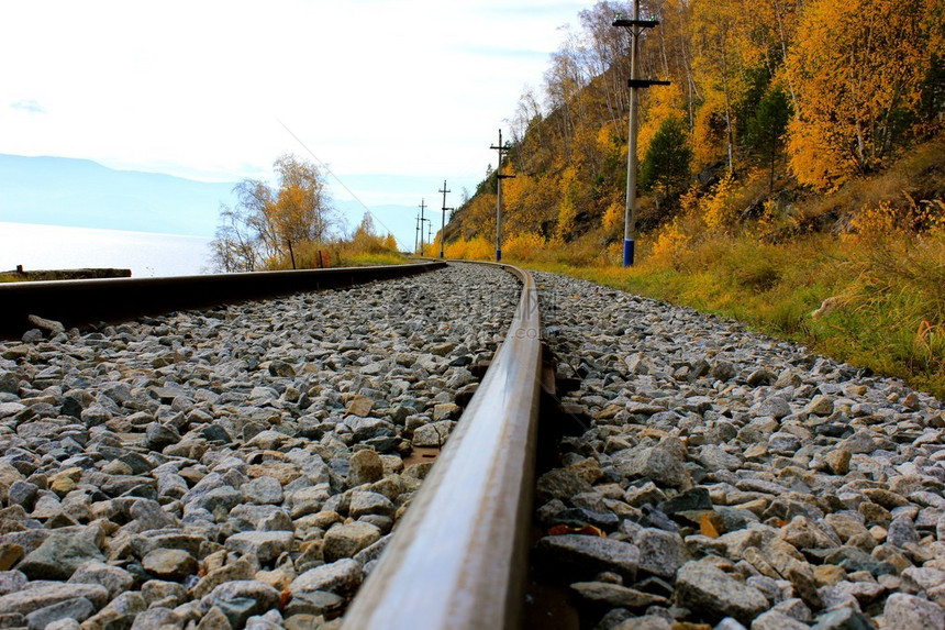 俄罗斯贝加尔湖沿线的CirumBaikal铁路历史悠久的西伯利亚大铁路的一部分图片
