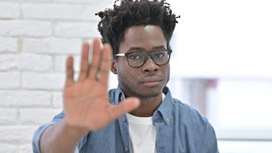 非洲年轻人用手势说不图片