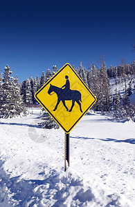 骑马路牌骑马者标志和冬季景观图片