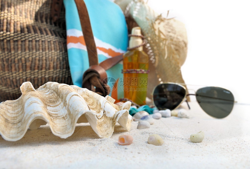 白色背景上的大贝壳墨镜和沙滩配件图片
