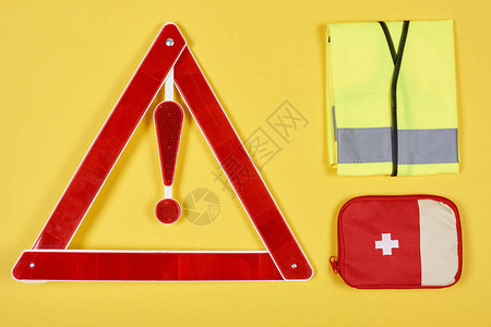 红色警示三角道路标志急救包和黄色上隔图片