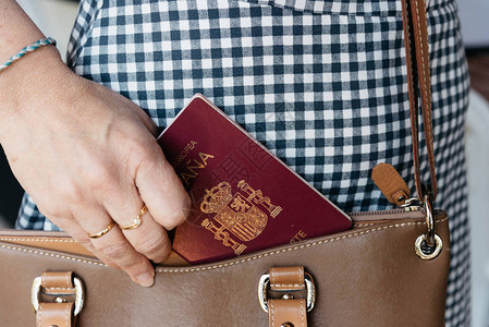 近身照片时髦的女人拿西班牙护照出钱包图片