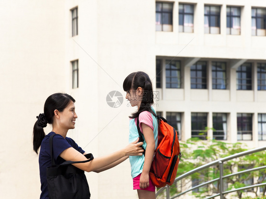 学校中母亲和女图片