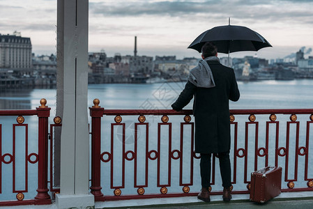 孤单男人的背影雨伞和手图片