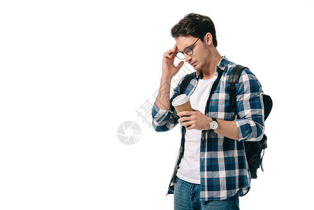 在纸杯里喝着咖啡的英俊学生图片