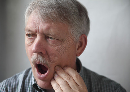 因表不凡老年人因牙齿或下巴疼痛而表现出疼痛背景