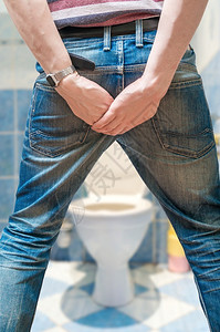 男人在厕所里腹泻图片