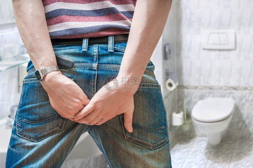 男人在厕所里腹泻图片
