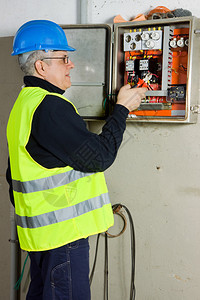 高级电工检查电气面板图片