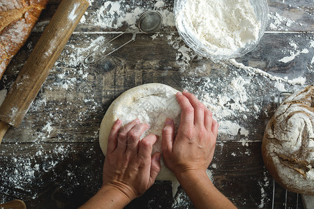 女人用手揉面包团图片