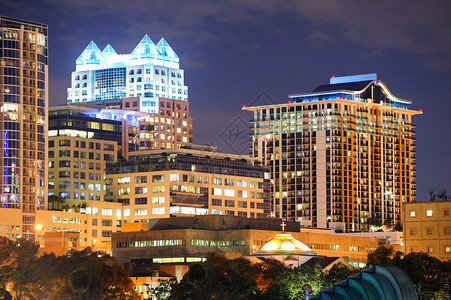 城市建筑与奥兰多市中心天线在黄昏高清图片