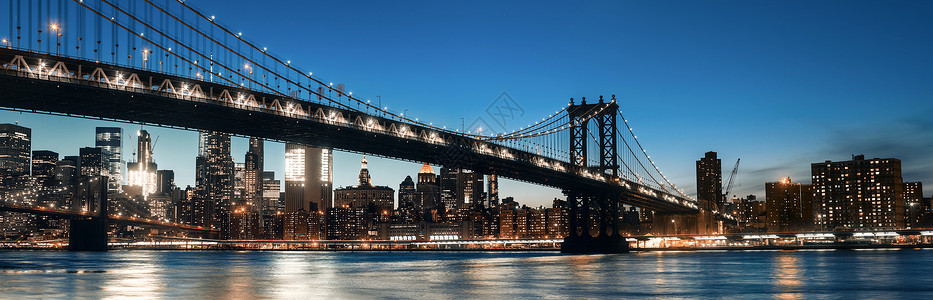 曼哈顿天际线和曼哈顿大桥在晚上曼哈顿大桥是一座横跨纽约市图片