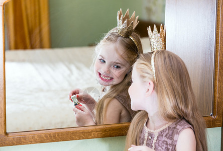 小公主照镜子图片