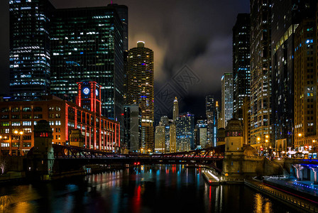 芝加哥河夜景照片从Wells图片