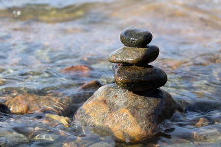 Zen默思背景平衡的石头堆在图片