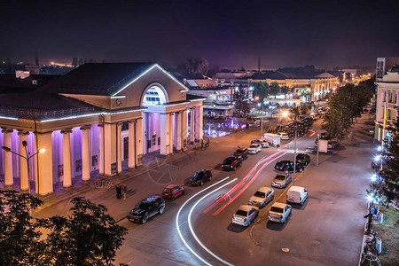 夜里Shevchenko剧院的空中拍摄从屋顶和城市灯图片