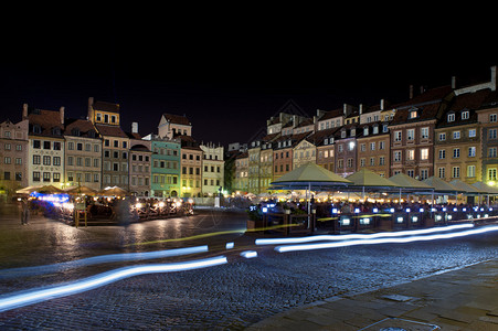 波兰华沙旧城广场夜幕全景图片