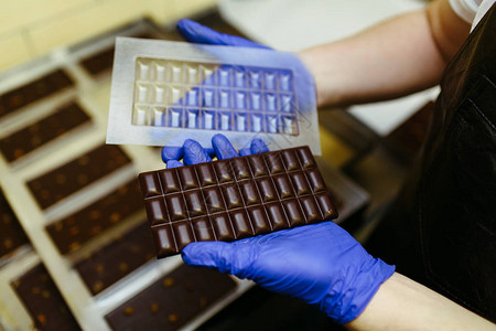 在工厂制作手工巧克力图片