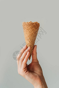 女手握空冰淇淋甜筒的作物形象背景图片