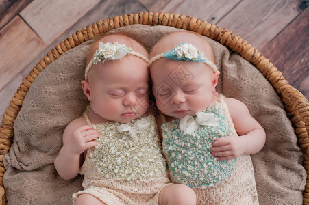 双胞胎女婴睡在铁篮子里高清图片