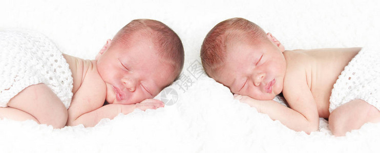 一个新生婴儿双胞胎男孩的肖像图片