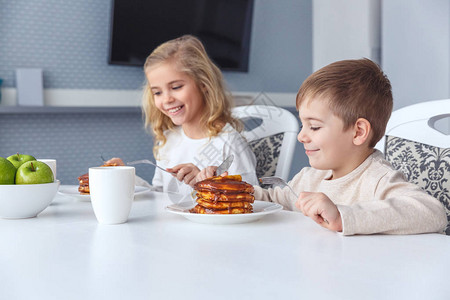 可爱的小孩一起吃早餐背景图片
