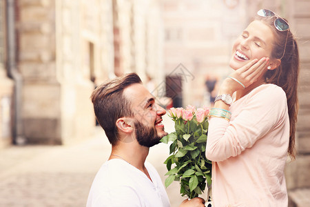 微笑的男人给女朋友求婚图片