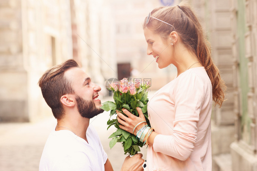 微笑的男人给女朋友求婚图片
