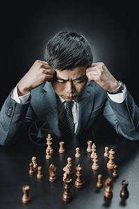 以黑线隔离的桌子上的象棋碎片为观察目图片