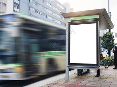 公交车车身广告在BusHas掩蔽媒体显示城市街道标志时设计图片