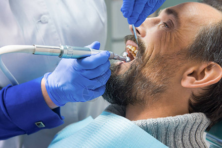 牙科清洁牙齿口腔医生用工具的手牙科保健服务图片