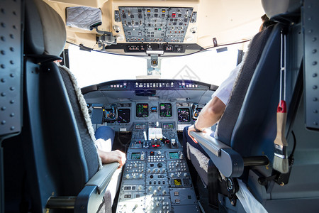 飞行员和副驾驶飞行商业飞机的后视图飞机驾驶舱内部飞行员图片