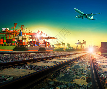 铁路运输在进出口航运港口和货机物流飞行以上用作货运和图片