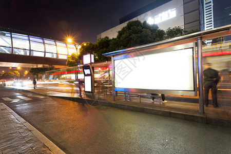 夜晚的公交车站图片