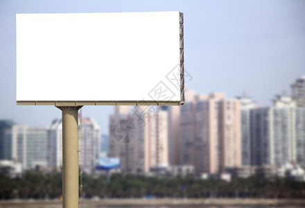大城市户外的空白色广告牌图片