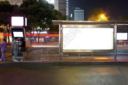 公交车身广告夜晚的公交车站设计图片